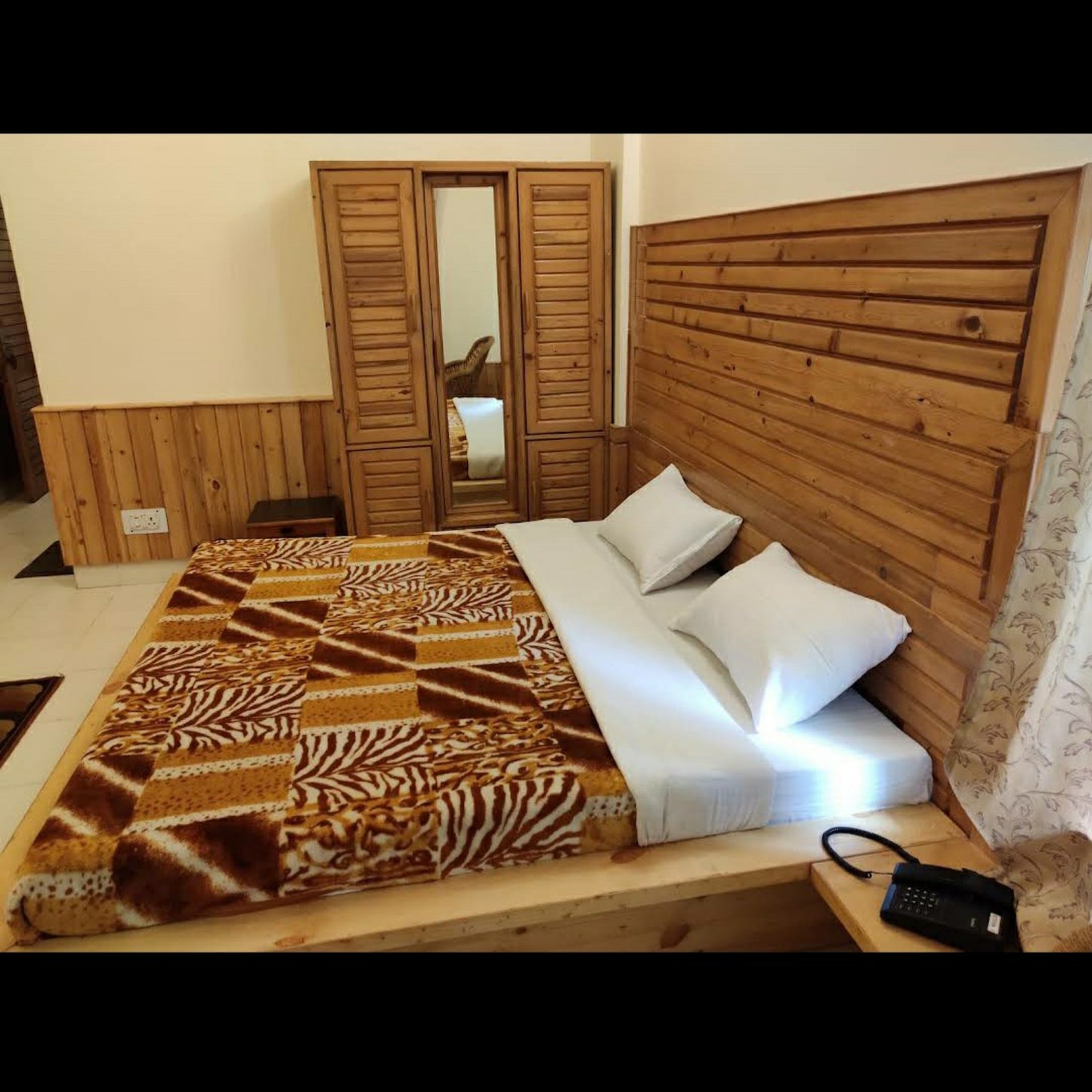 Greenwoods Inn BAR _ Restaurant_Dharamshala